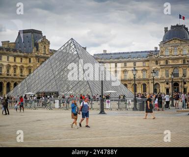 09 16 2024 - Paris, Louvre. La pyramide de verre du Louvre dans la cour avant du musée du Louvre où se trouve l'entrée Banque D'Images