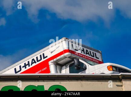 UHail fourgonnettes mobiles garées en angle sur le toit d'un bâtiment. Banque D'Images