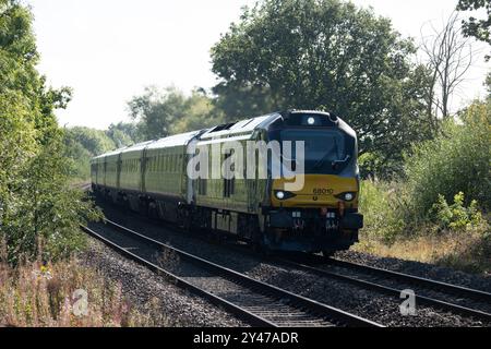 Chiltern Railways classe 68 locomotive diesel n° 68010 'Oxford Flyer' tirant un service de ligne principale, Hatton Bank, Warwickshire, Royaume-Uni Banque D'Images