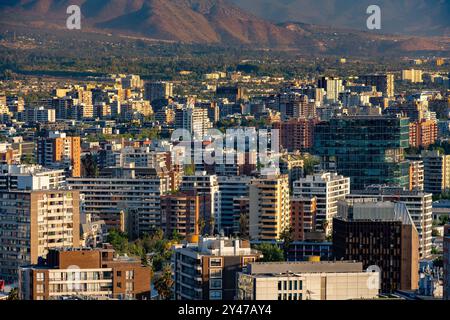 Vue surélevée des immeubles d'appartements et de bureaux à Providencia à Santiago du Chili Banque D'Images
