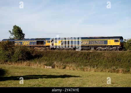 Locomotive diesel GBRf classe 66 n° 66782 dans Charity Railtours livrée avec n° 66770 'Darius Cheskin' à Hatton Bank, Warwickshire, Royaume-Uni Banque D'Images