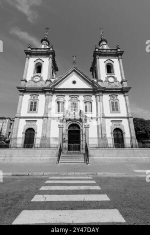 Aparecida, Brésil. L'ancienne basilique notre Dame Aparecida à l'architecture baroque de 1888. Sanctuaire national. Image en noir et blanc. Banque D'Images