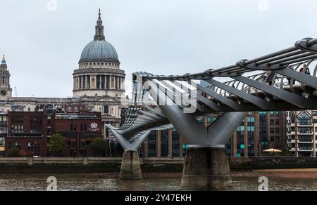 Une vue le long du pont du Millenium à satisfaire Cathédrale de Paul à Londres, Angleterre, Royaume-Uni. Journée brumeuse sur la Tamise. Banque D'Images