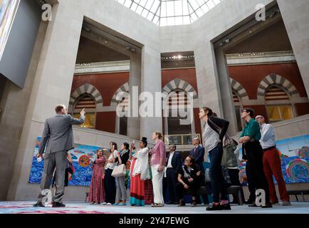 New York, États-Unis. 16 septembre 2024. Les invités visitent l'art lors d'une avant-première de presse pour le « Mandalas : cartographie de l'art bouddhiste du Tibet », une exploration des diverses images de l'art dévotionnel bouddhiste de l'Himalaya, au met Fifth Avenue le lundi 16 septembre 2024 à New York. Inaugurée le 19 septembre, l'exposition comprendra plus de 100 peintures, sculptures, textiles, costumes, armes, des instruments, et une panoplie d'objets rituels datant principalement du xie au xve siècle. Photo de John Angelillo/UPI crédit : UPI/Alamy Live News Banque D'Images