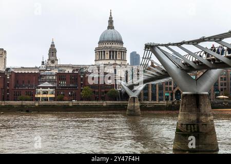 Une vue le long du pont du Millenium à satisfaire Cathédrale de Paul à Londres, Angleterre, Royaume-Uni. Journée brumeuse sur la Tamise. Banque D'Images