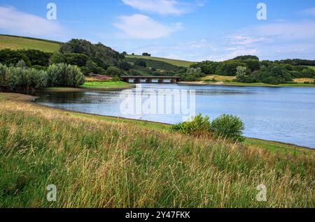 Lac Wimbleball avec Bessom Bridge en arrière-plan sur le parc national Exmoor dans le Somerset, royaume-uni sur les jours ensoleillés d'été Banque D'Images