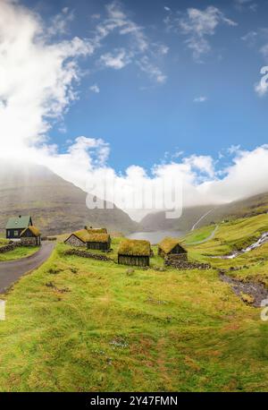 Saksun est un petit village isolé sur l'île de Streymoy dans les îles Féroé. Le village est célèbre pour son emplacement unique et ses nombreuses cascades. Banque D'Images