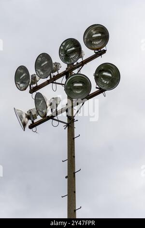 Le stade extérieur inonde les lumières et se tient contre un fond de ciel blanc. Prise de vue verticale. Banque D'Images