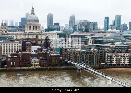 Une vue le long du pont du Millenium à satisfaire Cathédrale de Paul à Londres, Angleterre, Royaume-Uni. Journée brumeuse sur la Tamise. Banque D'Images