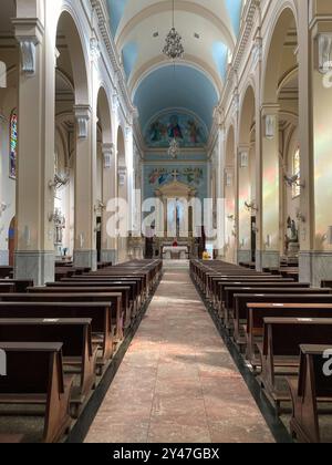 Ville de Santos, Brésil. Coeur immaculé de Mary Parish. Couloir principal et autel de l'église catholique situé sur l'Avenida Ana Costa. Banque D'Images