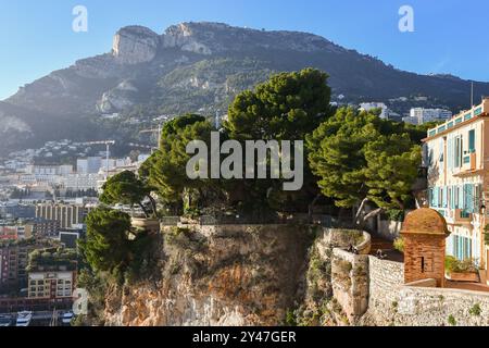 Vue de ruelle Sainte Barbe dans le Rocher de Monaco avec le promontoire de la tête de chien en arrière-plan, Monaco ville, Principauté de Monaco Banque D'Images