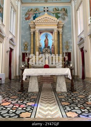 Ville de Santos, Brésil. Coeur immaculé de Mary Parish. Autel de l'église catholique situé sur l'Avenida Ana Costa. Banque D'Images