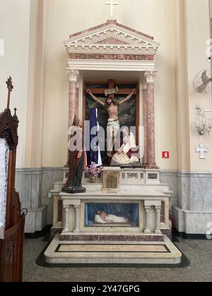 Ville de Santos, Brésil. Coeur immaculé de Mary Parish. Sculpture sur le Calvaire. Crucifié Jésus et Marie Madeleine. Église catholique. Banque D'Images