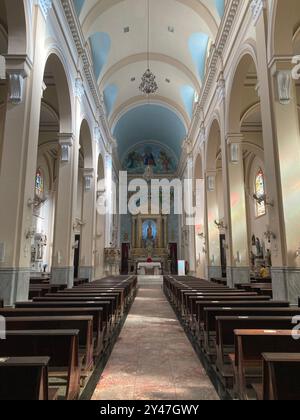 Ville de Santos, Brésil. 06.26.2024. Coeur immaculé de Marie paroisse. Couloir principal et autel de l'église catholique situé sur l'Avenida Ana Costa. Banque D'Images