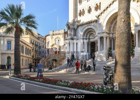 La Cathédrale notre-Dame Immaculée, ou officieusement la Cathédrale de Monaco, avec le Palais de Justice en arrière-plan, Principauté de Monaco Banque D'Images