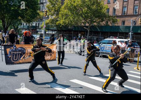 Harlem, New York, États-Unis. 16 septembre 2024. The Marching Knights of Uniondale High School, Uniondale, NY. Les foules se sont rassemblées pour célébrer la 55e parade annuelle de la Journée afro-américaine de Harlem. Crédit : M. Stan Reaves/Alamy Live News Banque D'Images