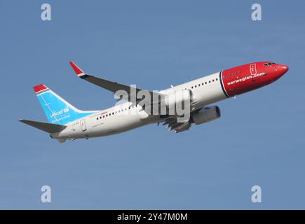 Un Boeing 737-800 de Norwegian dans un programme spécial dédié à l'UNICEF quitte Gatwick Banque D'Images