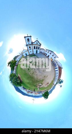 Paraty, Brésil. Largo de Santa Rita et l'église de Santa Rita. Panorama 360 degrés sphérique. petite planète. Banque D'Images