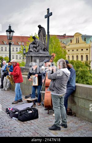 Musiciens de rue jouant sur le pont Charles à Prague, capitale de la République tchèque, le 16 septembre 2024 Banque D'Images