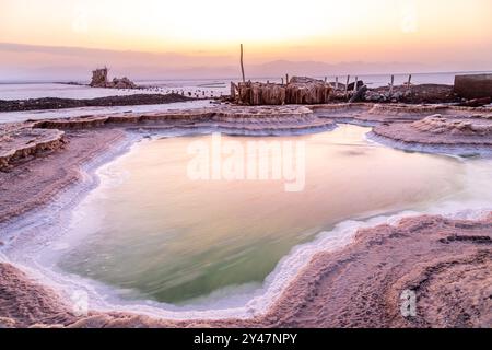 Lac Karum éthiopien, surface de source de mines de sel, désert de dépression de Danakil, région d'Afar, Ethiopie Banque D'Images