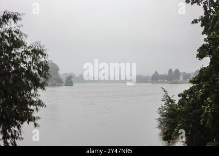 Hochwasser-situation an der Elbe spitzt sich zu : Alarmstufe 3 soll am Dienstag erreicht werden 16.09.2024 gegen 17 Uhr Stadtgebiet Dresden Der Hochwasserpegel der Elbe ist in den vergangenen Stunden langsam weiter angestiegen. AM Montagabend lag die Wasserhöhe BEI 5,75 Metern und damit noch in der Hochwasser-Alarmstufe 2. Alarmstufe 3 sollte jedoch schon am Dienstag erreicht werden. Diese Gilt ab sechs Metern. An mehreren Stellen ist das Wasser über die Ufer getreten - unter anderem am bekannten Terrassenufer in der Dresdner Altstadt. Stadt und Feuerwehr in Dresden sind mit dem Verlauf der Vor Banque D'Images