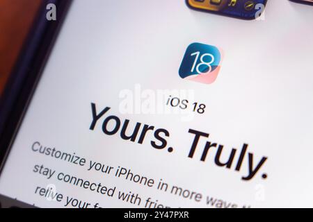 Le site Web IOS 18 s'affiche sur un écran iPhone. IOS 18 est le dernier système d'exploitation iPhone avec une personnalisation améliorée et des capacités d'IA Banque D'Images