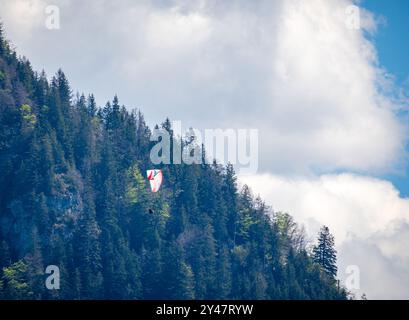 Vue rapprochée d'un parapente survolant les Alpes suisses Banque D'Images