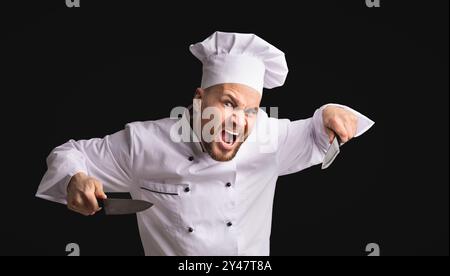 Couteaux Chef crazy man posing in Studio menaçant, Panorama Banque D'Images