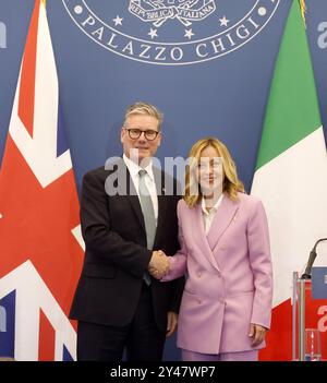 Rome, Italie. 16 septembre 2024. Le premier ministre italien Giorgia Meloni (à droite) rencontre le premier ministre britannique Keir Starmer à la Villa Doria Pamphili à Rome, en Italie, le 16 septembre 2024. Les deux dirigeants ont tenu une séance à huis clos avant de s'adresser aux médias, de discuter de l'immigration, du conflit russo-ukrainien, de la politique énergétique, de la croissance économique, et les relations post-Brexit entre le Royaume-Uni et l’Union européenne. Crédit : Alberto Lingria/Xinhua/Alamy Live News Banque D'Images