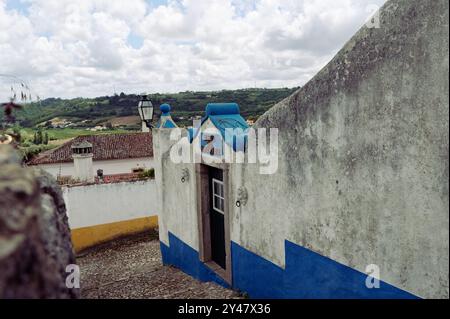 Un bâtiment traditionnel niché dans les murs historiques de Óbidos Banque D'Images