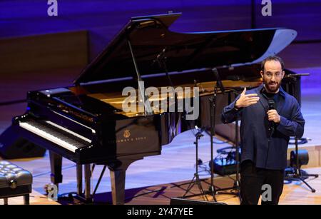 Hambourg, Allemagne. 16 septembre 2024. Le pianiste Igor Levit se produit lors du concert de solidarité "appel à l'humanité" dans la Grande salle de l'Elbphilharmonie. Avec le concert initié par Levit, de nombreuses célébrités veulent montrer l’exemple contre l’antisémitisme grandissant en Allemagne. Crédit : Georg Wendt/dpa/Alamy Live News Banque D'Images