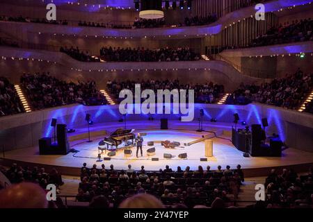 Hambourg, Allemagne. 16 septembre 2024. Le pianiste Igor Levit se produit lors du concert de solidarité "appel à l'humanité" dans la Grande salle de l'Elbphilharmonie. Avec le concert initié par Levit, de nombreuses célébrités veulent montrer l’exemple contre l’antisémitisme grandissant en Allemagne. Crédit : Georg Wendt/dpa/Alamy Live News Banque D'Images