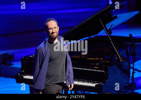 Hambourg, Allemagne. 16 septembre 2024. Le pianiste Igor Levit se produit lors du concert de solidarité "appel à l'humanité" dans la Grande salle de l'Elbphilharmonie. Avec le concert initié par Levit, de nombreuses célébrités veulent montrer l’exemple contre l’antisémitisme grandissant en Allemagne. Crédit : Georg Wendt/dpa/Alamy Live News Banque D'Images