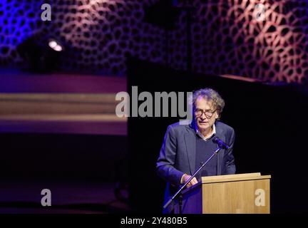 Hambourg, Allemagne. 16 septembre 2024. Giovanni di Lorenzo, journaliste, intervient sur scène lors du concert de solidarité "appel à l'humanité" dans la Grande salle de l'Elbphilharmonie. Avec le concert initié par le pianiste Levit, de nombreuses célébrités veulent montrer l’exemple contre l’antisémitisme grandissant en Allemagne. Crédit : Georg Wendt/dpa/Alamy Live News Banque D'Images