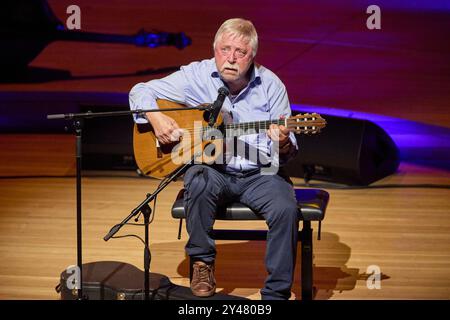 Hambourg, Allemagne. 16 septembre 2024. Wolf Biermann, auteur-compositeur-interprète et parolier, est assis sur scène lors du concert de solidarité "appel à l'humanité" dans la Grande salle de l'Elbphilharmonie. Avec le concert initié par le pianiste Levit, de nombreuses célébrités veulent montrer l’exemple contre l’antisémitisme grandissant en Allemagne. Crédit : Georg Wendt/dpa/Alamy Live News Banque D'Images