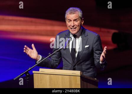 Hambourg, Allemagne. 16 septembre 2024. Michel Friedman, publiciste, intervient sur scène lors du concert de solidarité "appel à l'humanité" dans la Grande salle de l'Elbphilharmonie. Avec le concert initié par le pianiste Levit, de nombreuses célébrités veulent montrer l’exemple contre l’antisémitisme grandissant en Allemagne. Crédit : Georg Wendt/dpa/Alamy Live News Banque D'Images