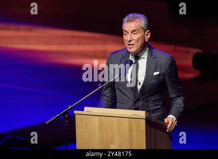 Hambourg, Allemagne. 16 septembre 2024. Michel Friedman, publiciste, intervient sur scène lors du concert de solidarité "appel à l'humanité" dans la Grande salle de l'Elbphilharmonie. Avec le concert initié par le pianiste Levit, de nombreuses célébrités veulent montrer l’exemple contre l’antisémitisme grandissant en Allemagne. Crédit : Georg Wendt/dpa/Alamy Live News Banque D'Images