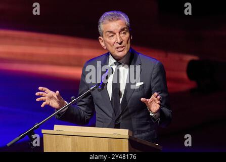 Hambourg, Allemagne. 16 septembre 2024. Michel Friedman, publiciste, intervient sur scène lors du concert de solidarité "appel à l'humanité" dans la Grande salle de l'Elbphilharmonie. Avec le concert initié par le pianiste Levit, de nombreuses célébrités veulent montrer l’exemple contre l’antisémitisme grandissant en Allemagne. Crédit : Georg Wendt/dpa/Alamy Live News Banque D'Images