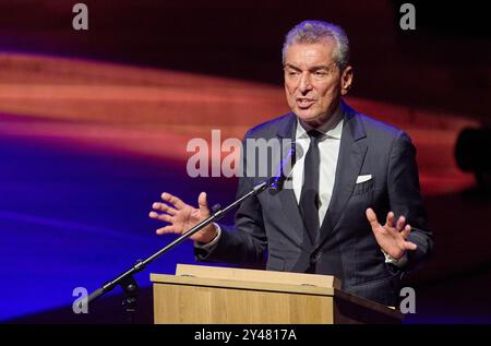 Hambourg, Allemagne. 16 septembre 2024. Michel Friedman, publiciste, intervient sur scène lors du concert de solidarité "appel à l'humanité" dans la Grande salle de l'Elbphilharmonie. Avec le concert initié par le pianiste Levit, de nombreuses célébrités veulent montrer l’exemple contre l’antisémitisme grandissant en Allemagne. Crédit : Georg Wendt/dpa/Alamy Live News Banque D'Images