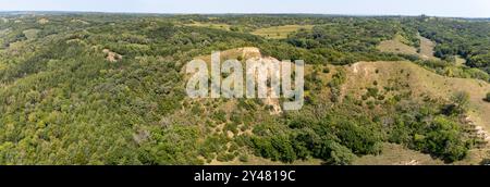 Photographie panoramique aérienne des Loess Hills dans l'ouest de l'Iowa par un après-midi d'été brumeux. Près de Moorhead, comté de Monona, Iowa, États-Unis. Banque D'Images