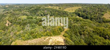 Photographie panoramique aérienne des Loess Hills dans l'ouest de l'Iowa par un après-midi d'été brumeux. Près de Moorhead, comté de Monona, Iowa, États-Unis. Banque D'Images