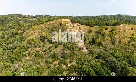 Photographie aérienne des Loess Hills dans l'ouest de l'Iowa par un après-midi d'été brumeux. Près de Moorhead, comté de Monona, Iowa, États-Unis. Banque D'Images