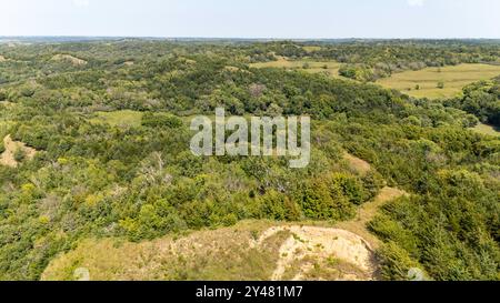 Photographie aérienne des Loess Hills dans l'ouest de l'Iowa par un après-midi d'été brumeux. Près de Moorhead, comté de Monona, Iowa, États-Unis. Banque D'Images