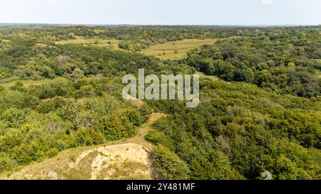 Photographie aérienne des Loess Hills dans l'ouest de l'Iowa par un après-midi d'été brumeux. Près de Moorhead, comté de Monona, Iowa, États-Unis. Banque D'Images