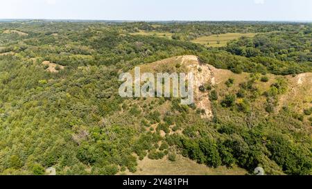 Photographie aérienne des Loess Hills dans l'ouest de l'Iowa par un après-midi d'été brumeux. Près de Moorhead, comté de Monona, Iowa, États-Unis. Banque D'Images