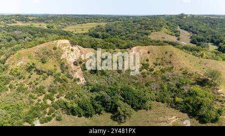 Photographie aérienne des Loess Hills dans l'ouest de l'Iowa par un après-midi d'été brumeux. Près de Moorhead, comté de Monona, Iowa, États-Unis. Banque D'Images