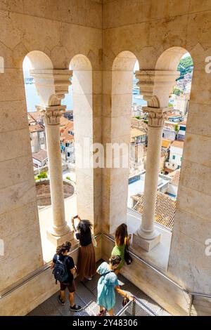 Touristes regardant hors du 12ème siècle Cathédrale Saint Domnius Bell Tower, Palais de Dioclétien, Split, Croatie Banque D'Images