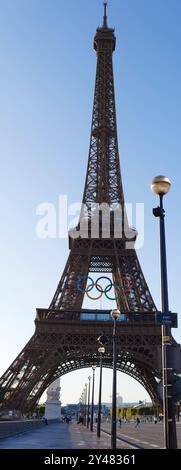 Paris, France-25 août 2024 : la vue de la tour Eiffel avec les anneaux olympiques des Jeux Olympiques de Paris 2024 . c'est le monument le plus visité dans le w. Banque D'Images