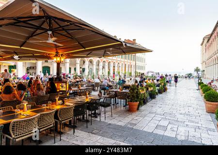 Les gens dînent en plein air au restaurant Bajamonti sur la place de la République (Plaza de la República), Split, Croatie Banque D'Images