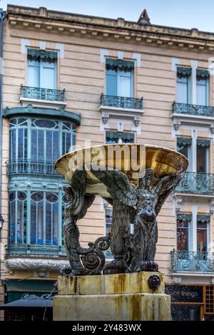 Toulouse, France - 8 septembre 2024 : fontaine de la place de la Trinité dans le centre historique de Toulouse Banque D'Images